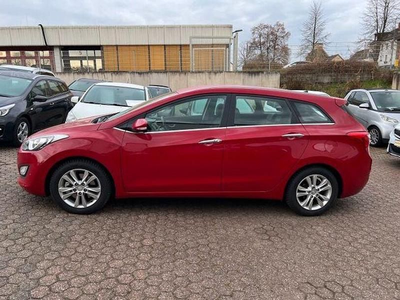 Gebraucht Hyundai i30 128 PS (94 kW) 2014 Rot Limousine