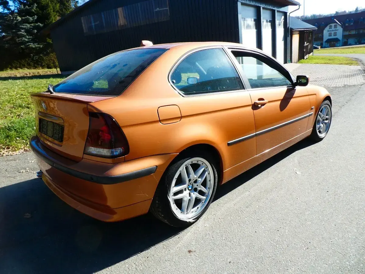 Używany BMW 325 192 KM (141 kW) 2001 Pomarańczowy Sedan/Limuzyna
