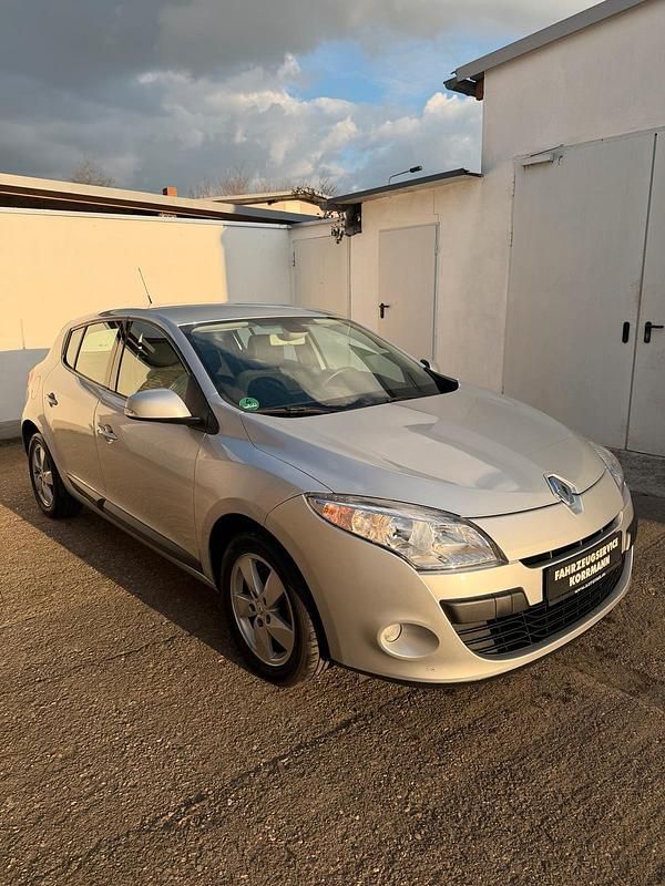 Gebraucht Renault Mégane 110 PS (80 kW) 2011 Silber Limousine