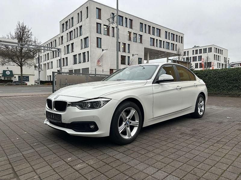 Weiß Gebraucht 2015 BMW 318 Advantage Limousine | 13.999 € (Fairer Preis) - Bild 1/4