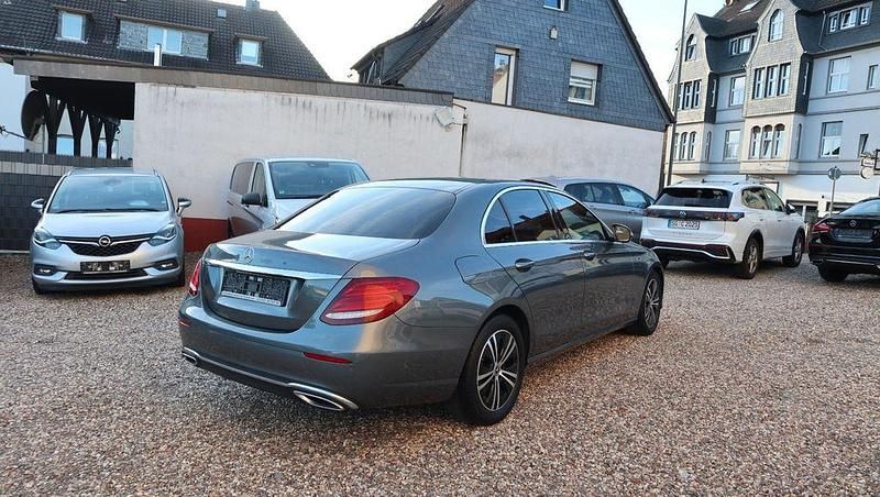 Gebraucht Mercedes E220 194 PS (142 kW) 2020 Selenitgrau  metalliclack (metallic) Limousine