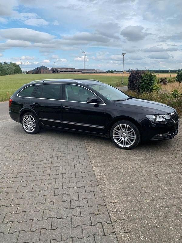 Gebraucht Skoda Superb Elegance 160 PS (117 kW) 2014 Schwarz Kombi