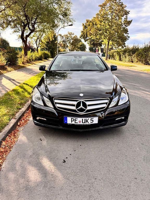 Schwarz Gebraucht 2009 Mercedes E250 Coupé | 4.500 € (Guter Preis) - Bild 1/4
