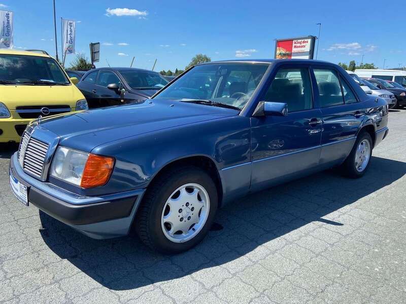 Blau Gebraucht 1990 Mercedes E230 Limousine | 5.900 € - Bild 1/4