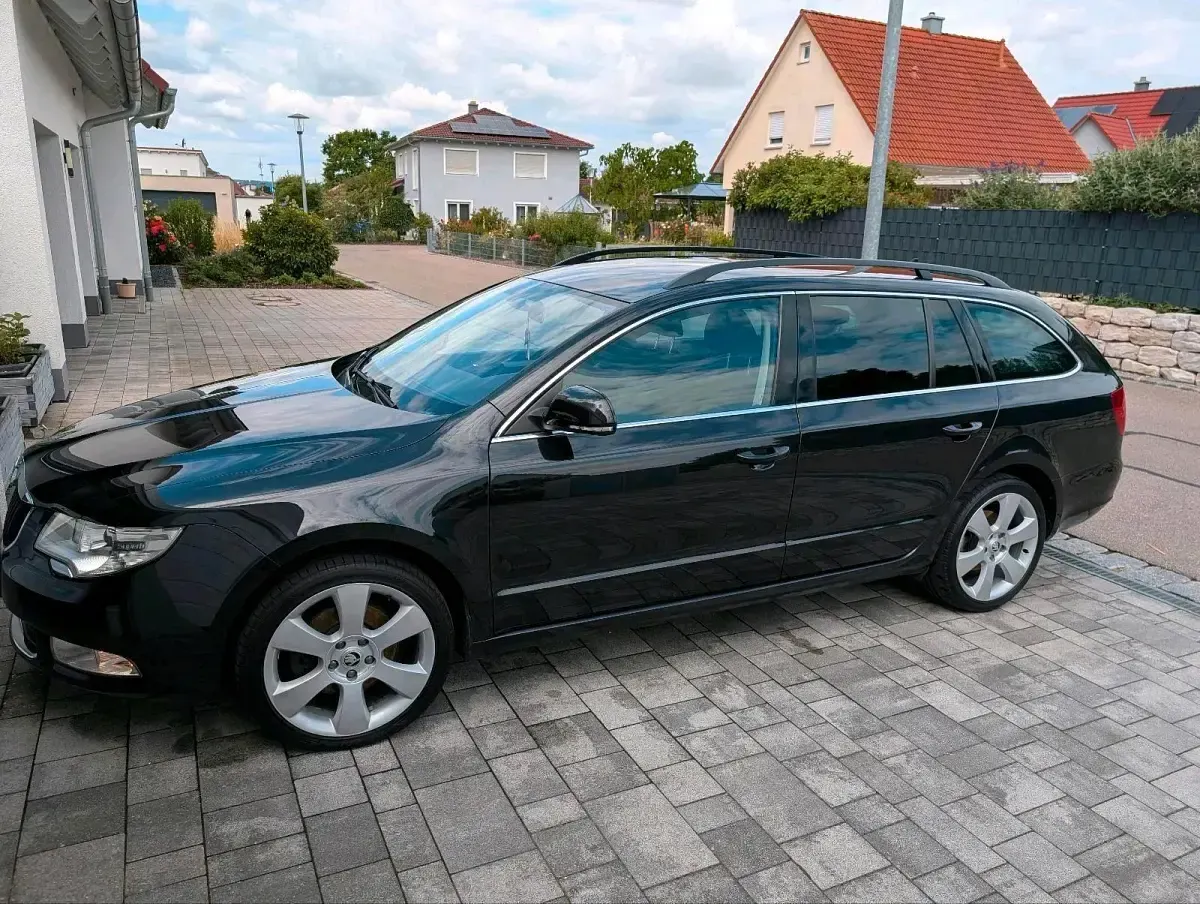 Gebraucht Skoda Superb 140 PS (102 kW) 2013 Schwarz Kombi