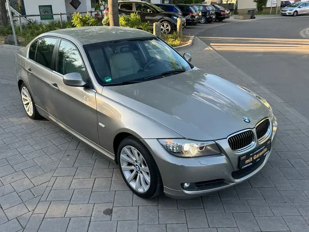 Gebraucht BMW 325 Advantage 204 PS (150 kW) 2011 Grau Limousine