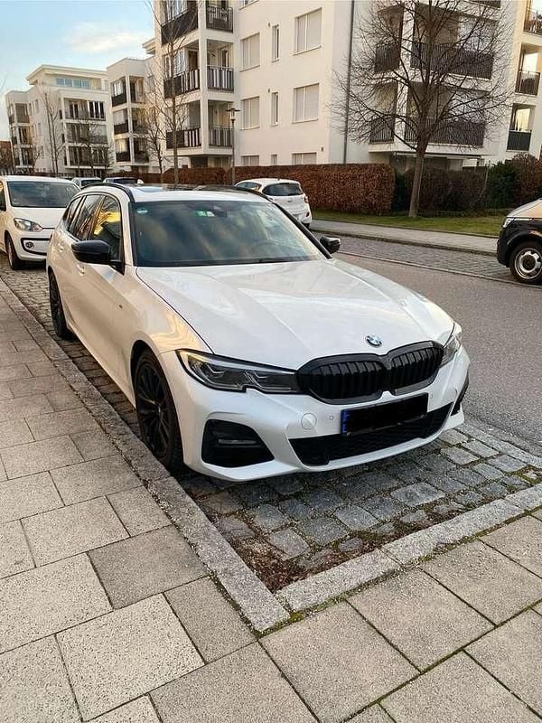 Weiß Gebraucht 2019 BMW 330 M Sport Kombi | 28.500 € (Guter Preis) - Bild 1/4