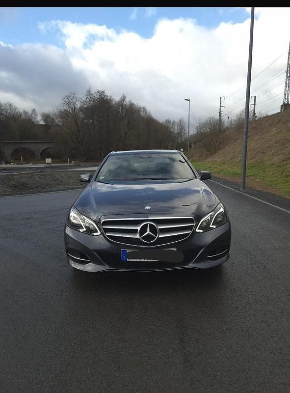 Silber Gebraucht 2016 Mercedes E250 Limousine | 21.500 € (Guter Preis) - Bild 1/4