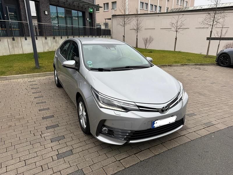 Gebraucht Toyota Corolla Executive 132 PS (97 kW) 2016 Silber Limousine