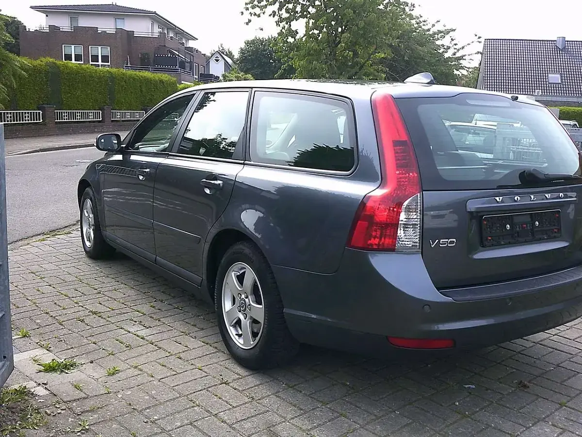Gebraucht Volvo V50 Kinetic 109 PS (80 kW) 2009 Titanium grey pearl / metallic Kombi