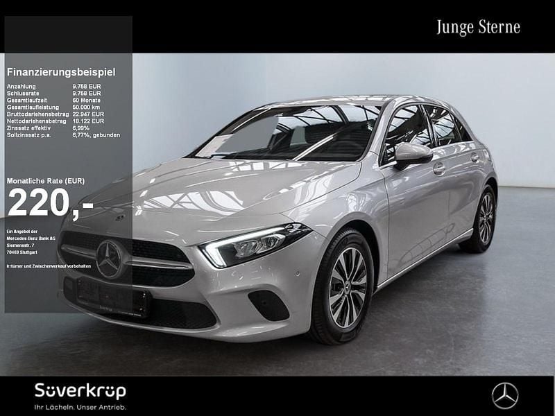 Silber Gebraucht 2023 Mercedes A180 Style Limousine | 24.880 € (Guter Preis) - Bild 1/2