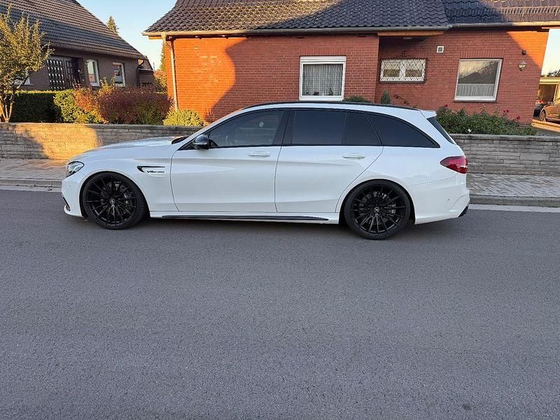 Weiß Gebraucht 2017 Mercedes C63 AMG AMG Limousine | 44.999 € (Guter Preis) - Bild 1/4