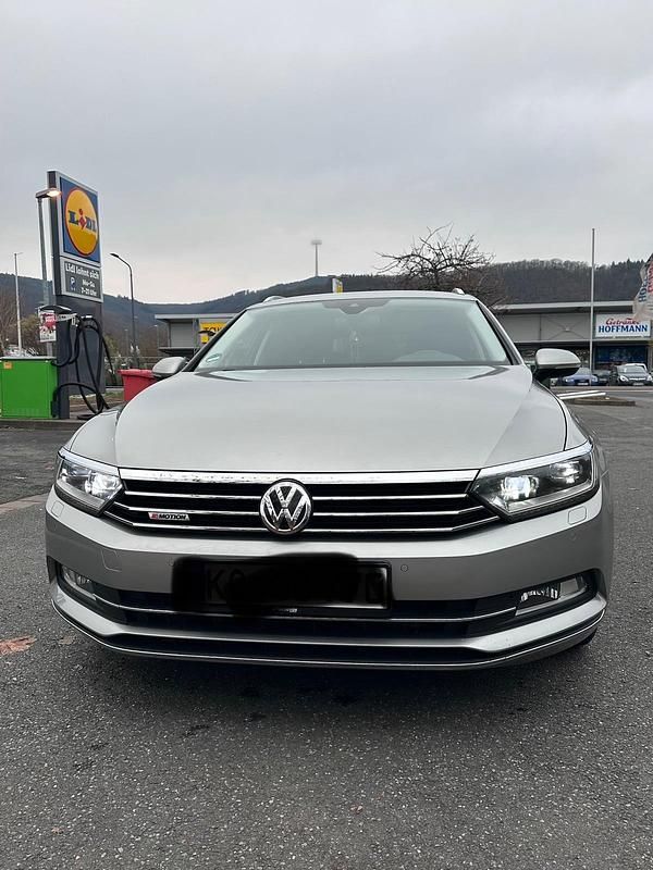 Silber Gebraucht 2015 VW Passat Kombi | 12.800 € (Fairer Preis) - Bild 1/4