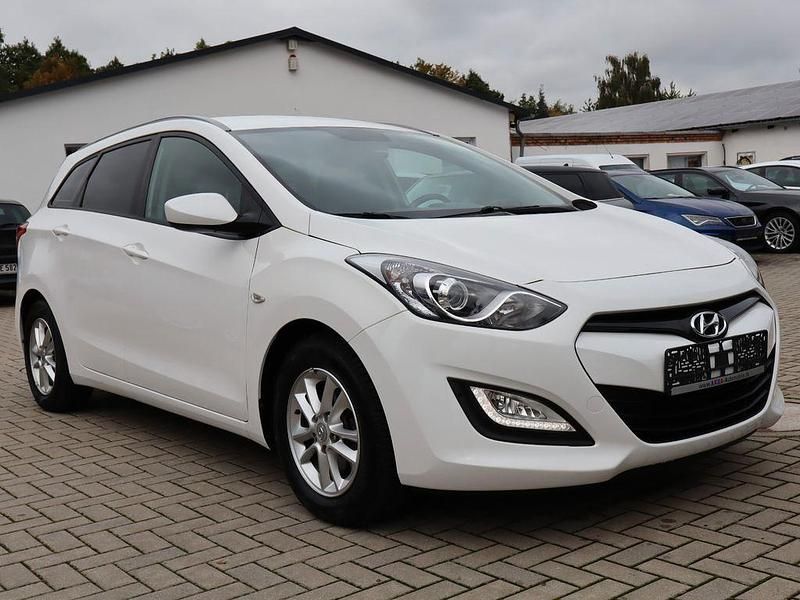 Weiß Gebraucht 2013 Hyundai i30 Trend Kombi | 9.990 € (Etwas zu teuer) - Bild 1/4