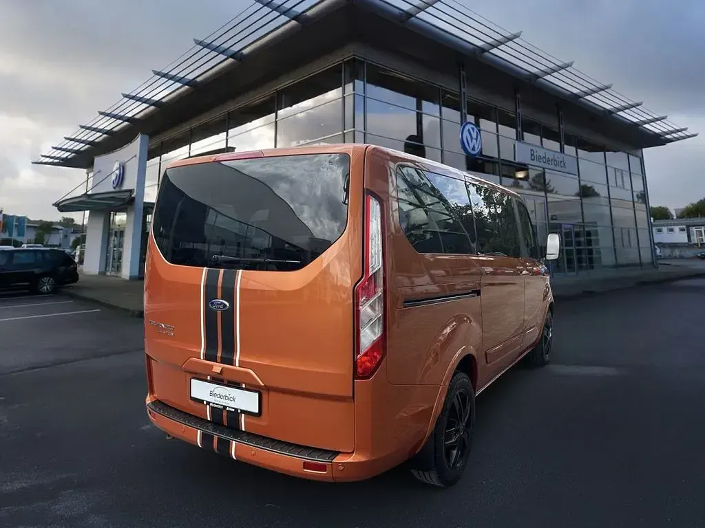 Gebraucht Ford Tourneo Titanium 131 PS (96 kW) 2020 Orange Van / Kleinbus