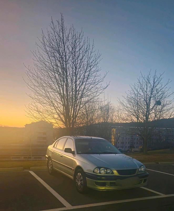 Andere farben Gebraucht 1998 Toyota Avensis T2 Limousine | 2.500 € (Fairer Preis) - Bild 1/4