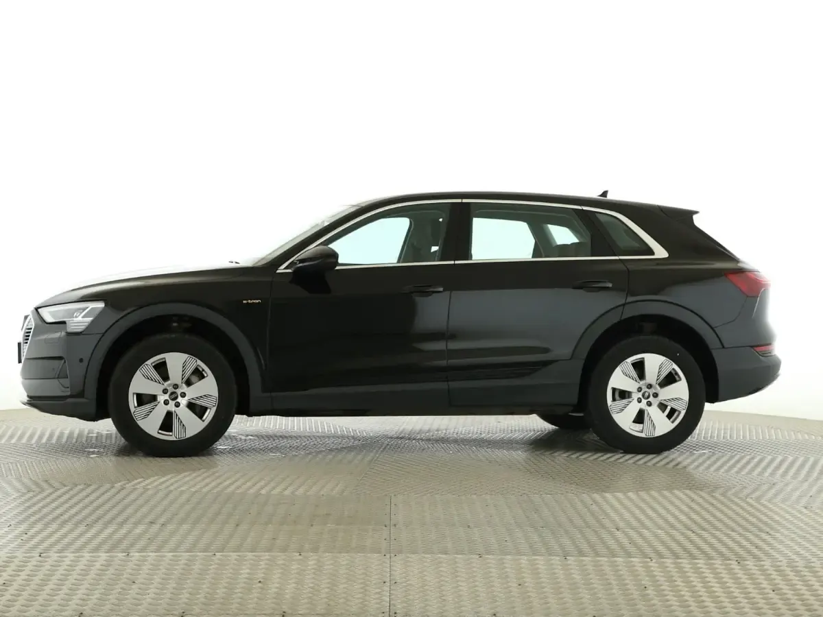 Używany Audi e-tron Comfort 230 kW (313 KM) 2022 Czarny SUV