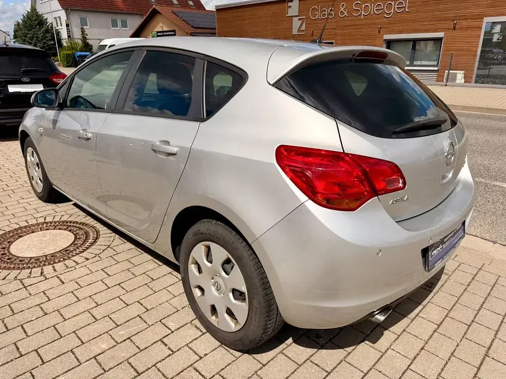 Gebraucht Opel Astra 140 PS (102 kW) 2012 Silber Limousine