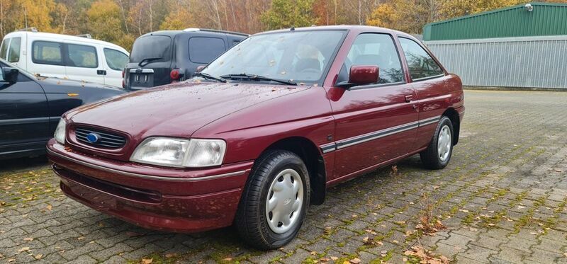 Rot Gebraucht 1994 Ford Escort Limousine | 8.900 € - Bild 1/4