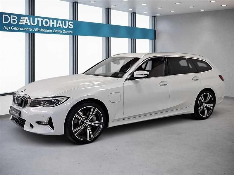 Weiß Gebraucht 2021 BMW 330e Luxury Line Kombi | 30.980 € (Fairer Preis) - Bild 1/4
