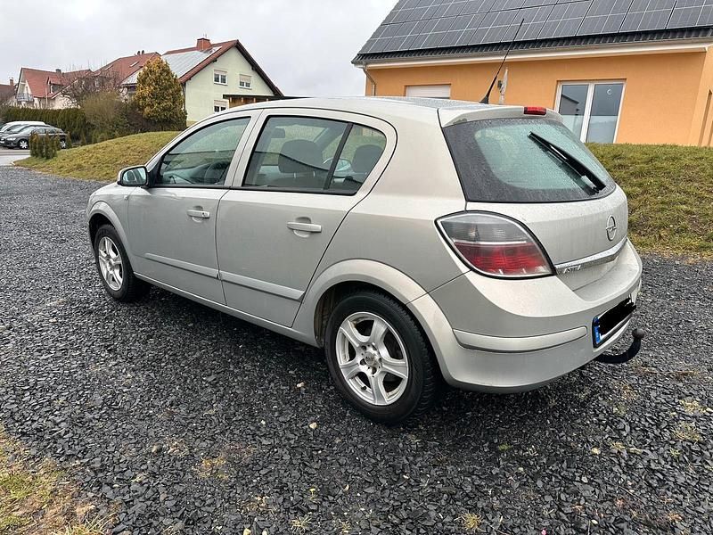 Gebraucht Opel Astra 140 PS (102 kW) 2009 Silber Limousine