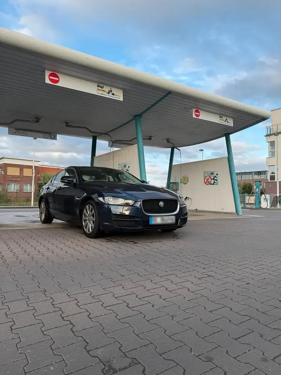 Gebraucht Jaguar XE 180 PS (132 kW) 2016 Blau Limousine