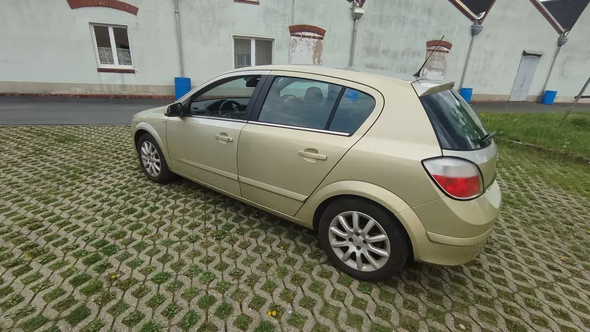 Używany Opel Astra 105 KM (77 kW) 2004 Żółty Sedan/Limuzyna