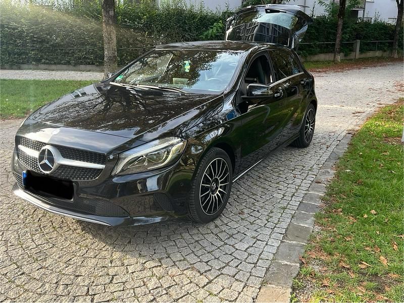Schwarz Gebraucht 2016 Mercedes A180 Kleinwagen | 12.800 € (Fairer Preis) - Bild 1/4