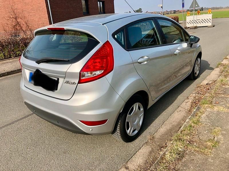 Gebraucht Ford Fiesta 71 PS (52 kW) 2012 Silber Kleinwagen
