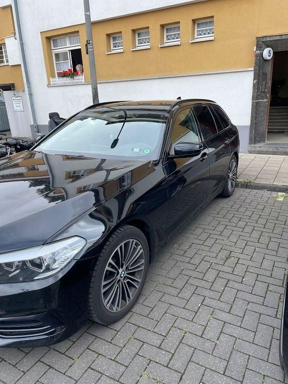 Schwarz Gebraucht 2019 BMW 520 Sport Line Kombi | 21.800 € (Guter Preis) - Bild 1/4
