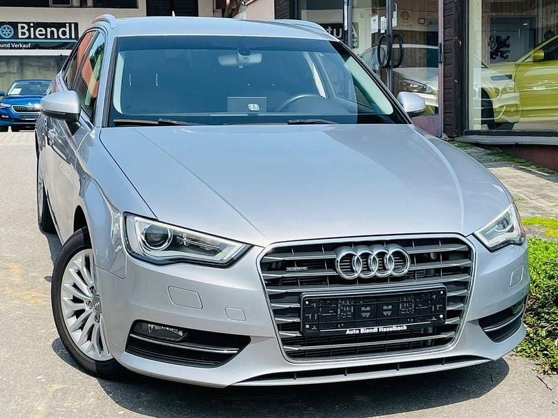 Silber Gebraucht 2015 Audi A3 Sportback Ambiente Limousine | 11.499 € (Superpreis) - Bild 1/4