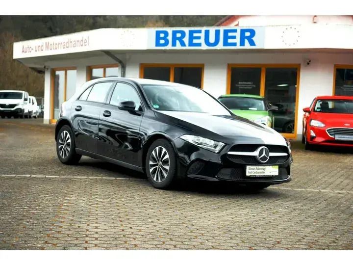 Schwarz Gebraucht 2020 Mercedes A200 Progressive Limousine | 22.610 € (Fairer Preis) - Bild 1/4