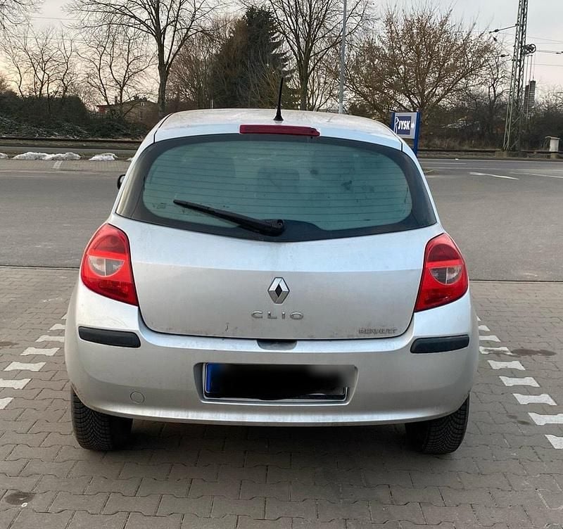 Silber Gebraucht 2006 Renault Clio III Kleinwagen | 2.299 € (Guter Preis) - Bild 1/4