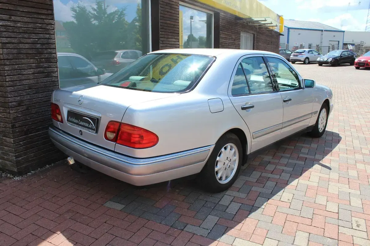 Gebraucht Mercedes E220 Elegance 95 PS (69 kW) 1996 Silber Limousine