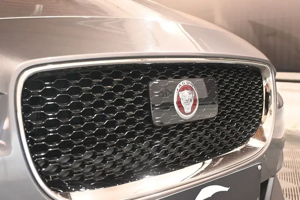 Käytetty Jaguar XE 163 HP (119 kW) 2016 Harmaa Sedan