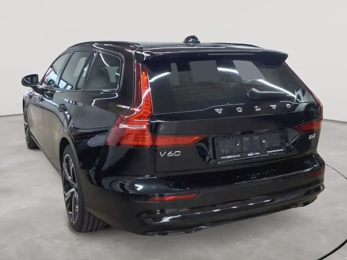 Używany Volvo V60 Plus 197 KM (144 kW) 2023 Czarny Kombi