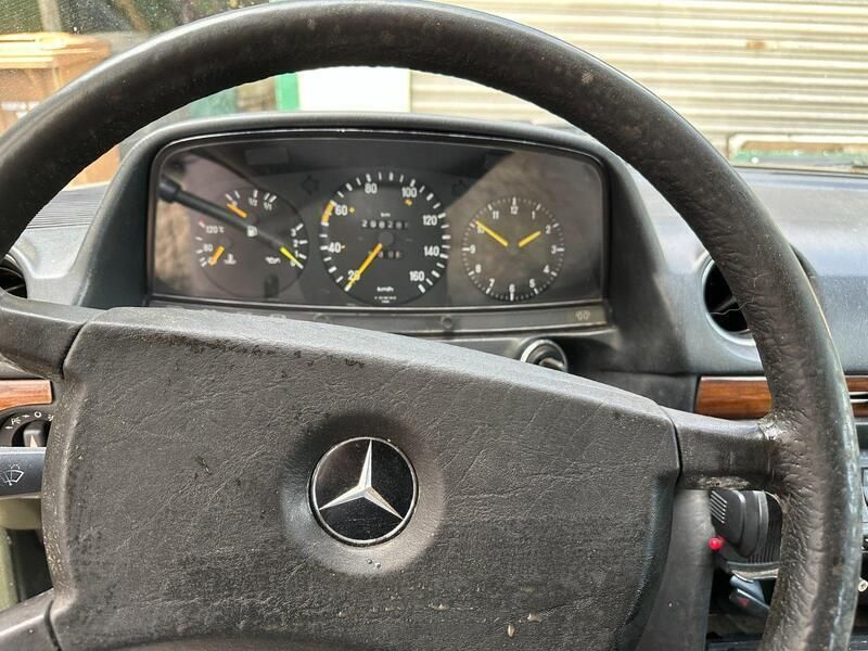 Grün Gebraucht 1985 Mercedes 240 Kombi | 5.000 € - Bild 1/4
