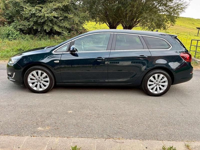 Grün Gebraucht 2015 Opel Astra Exklusiv Kombi | 8.300 € (Guter Preis) - Bild 1/4