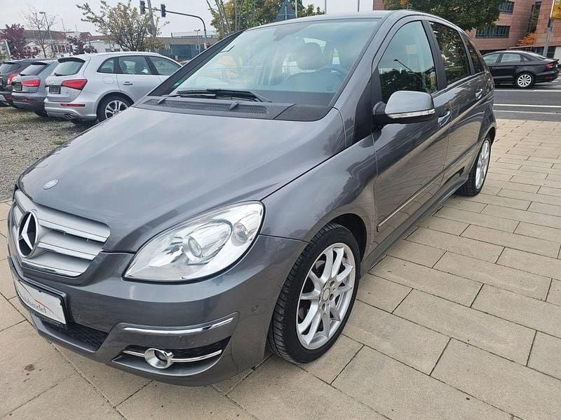 Grau Gebraucht 2011 Mercedes 180 Limousine | 7.950 € (Fairer Preis) - Bild 1/4