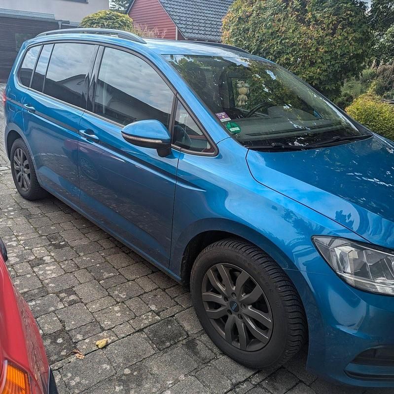Blau Gebraucht 2018 VW Touran Trendline Van / Kleinbus | 15.900 € (Fairer Preis) - Bild 1/4