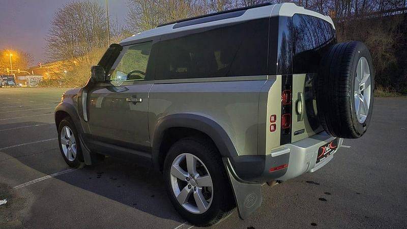Gebraucht Land Rover Defender First Edition 400 PS (294 kW) 2021 Grün SUV