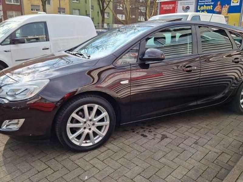 Gebraucht Opel Astra Design Edition 200 PS (147 kW) 2011 Braun Limousine