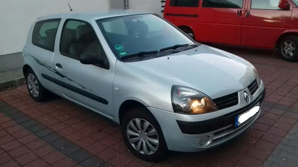Używany Renault Clio II Authentique 58 KM (42 kW) 2003 Srebrny Sedan/Limuzyna