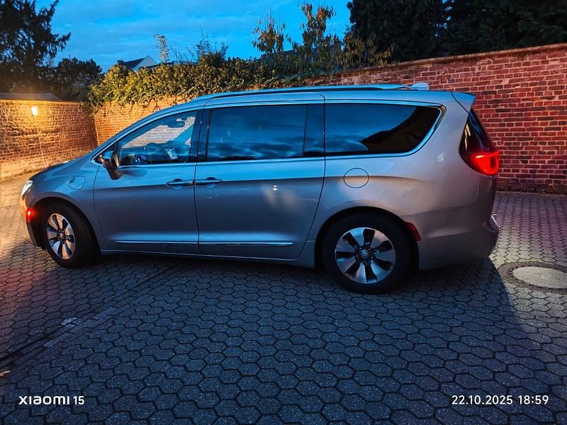 Gebraucht Chrysler Pacifica 291 PS (214 kW) 2018 Silber Van / Kleinbus