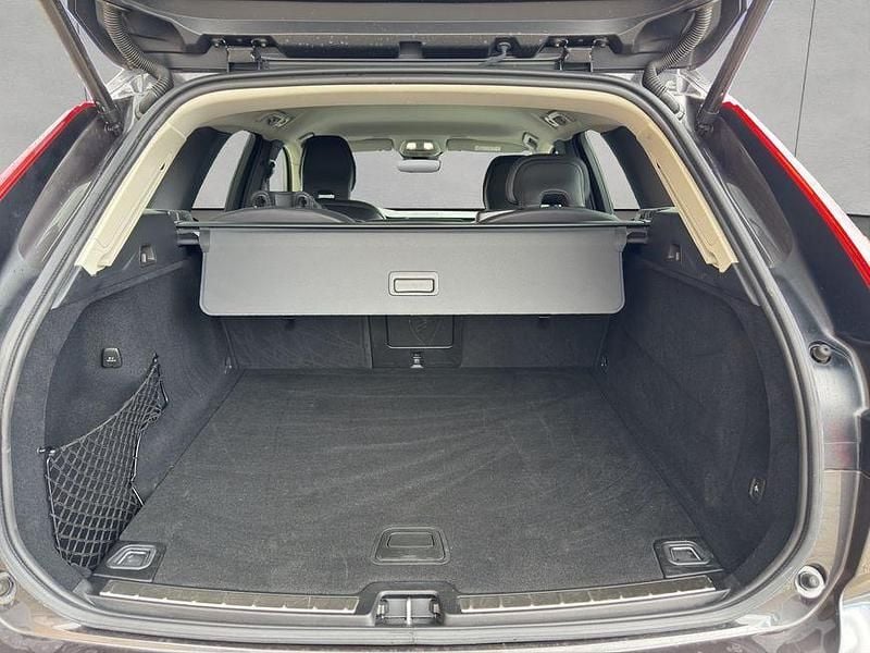 Gebraucht Volvo XC60 Plus 197 PS (144 kW) 2023 Platinum greymetallic 731 SUV