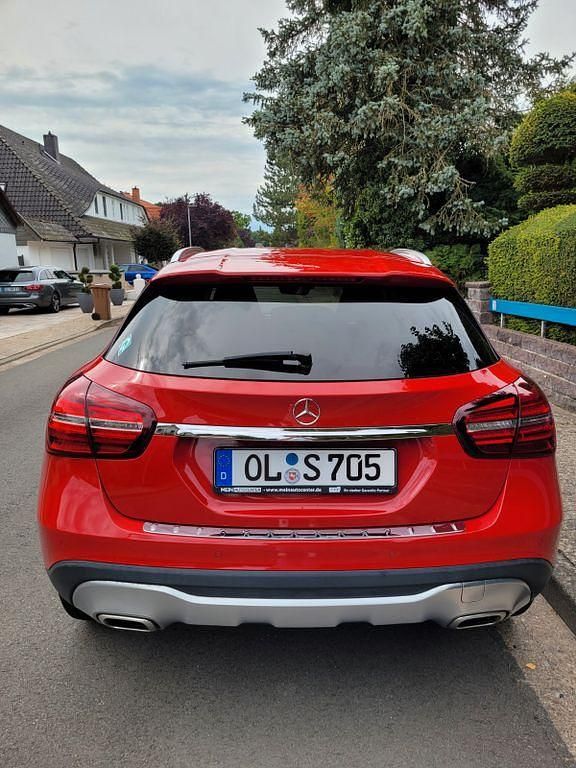 Rot Gebraucht 2019 Mercedes GLA180 SUV | 21.300 € (Fairer Preis) - Bild 1/4
