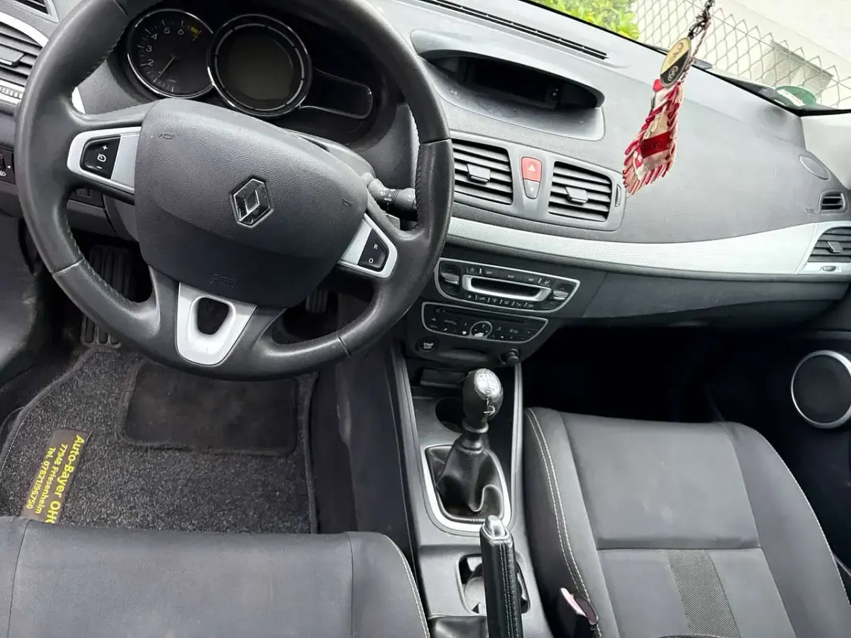 Używany Renault Mégane Dynamique 110 KM (80 kW) 2011 Czarny Sedan/Limuzyna