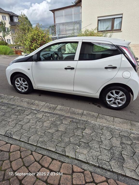Weiß Gebraucht 2015 Toyota Aygo Kleinwagen | 6.850 € (Guter Preis) - Bild 1/4