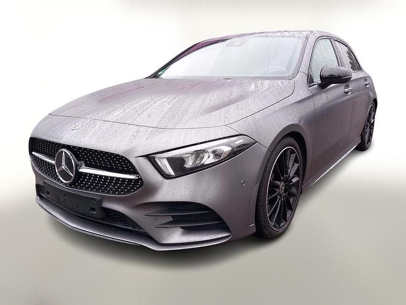 Grau Gebraucht 2019 Mercedes A200 AMG line Limousine | 28.488 € (Teuer) - Bild 1/4
