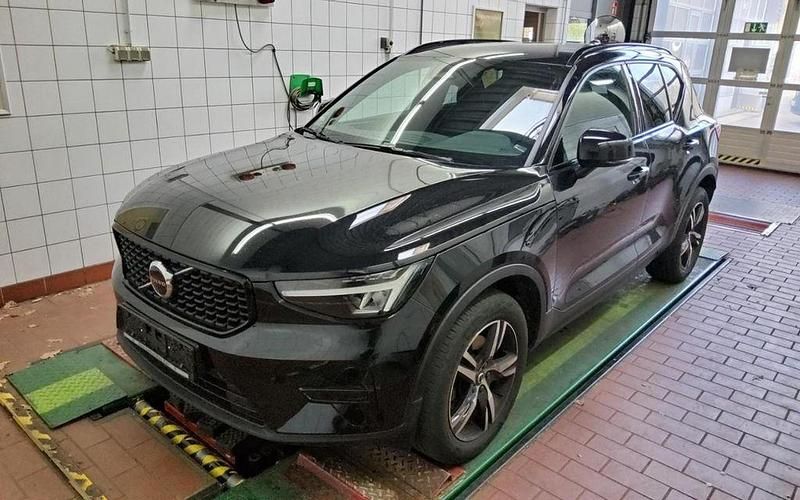 Gebraucht Volvo XC40 Plus 197 PS (144 kW) 2023 Schwarz onyx black / metallic SUV